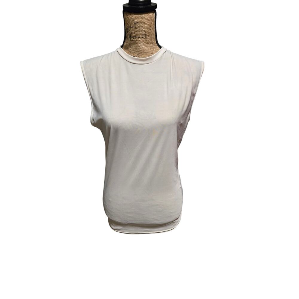 Under Armour men's sleeveless shirt no size tag, fits like medium